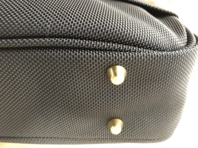 MGビジネスバッグ－底部の鋲
